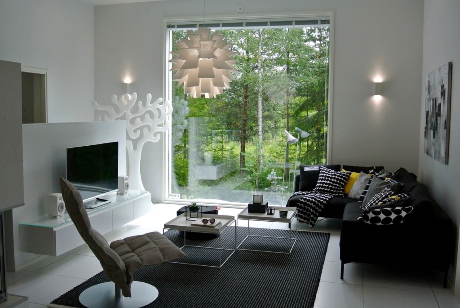 Bright one-bedroom on Main Boulevard